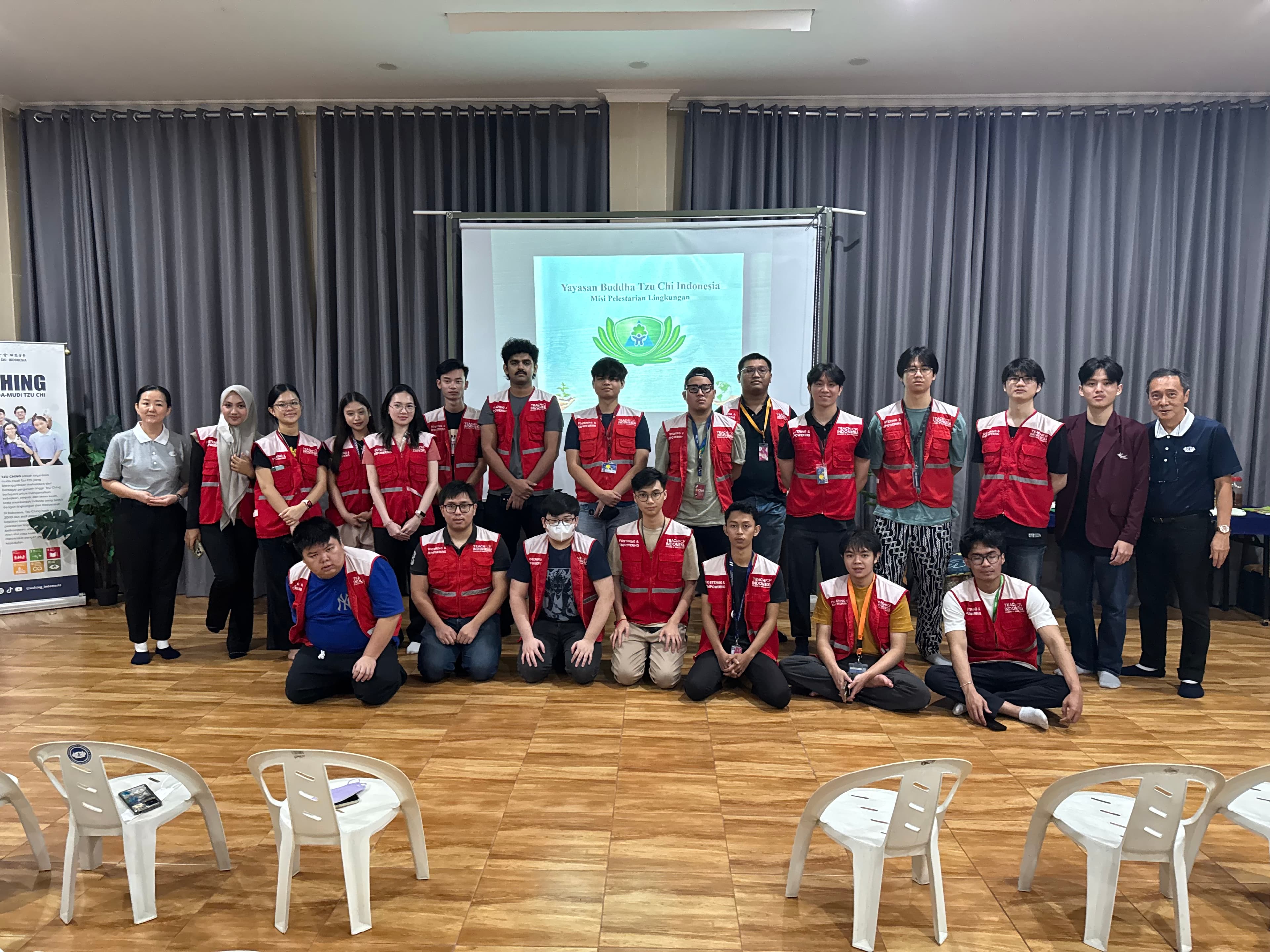 Tzuchi Volunteer waste sorting